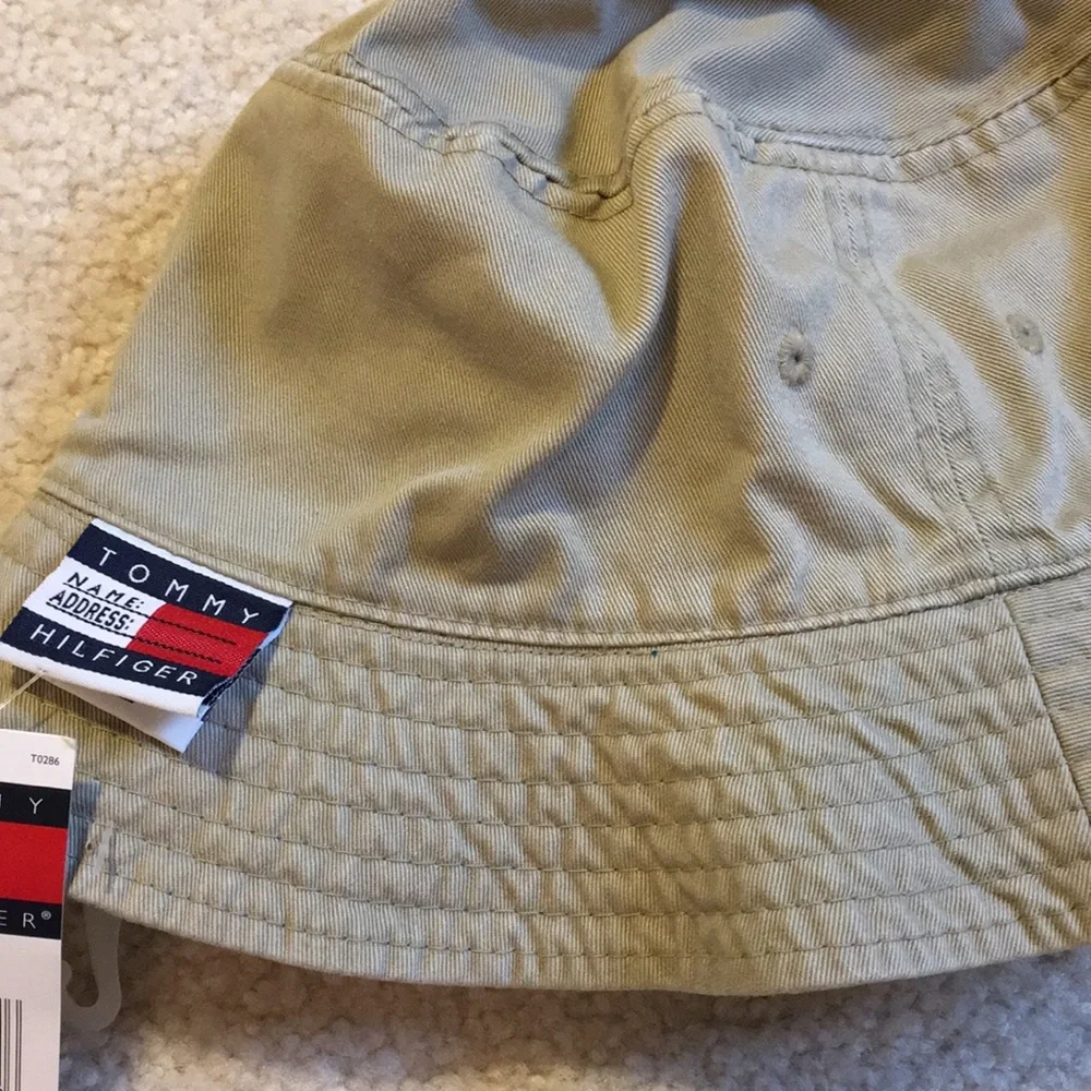 Tommy Hilfiger reversible brimmed